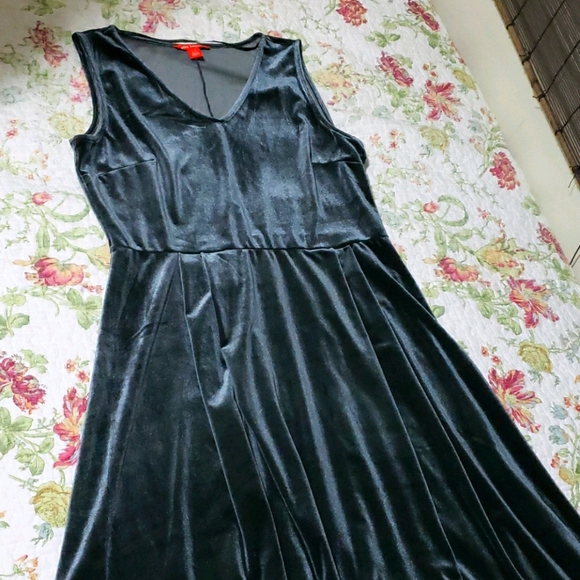 Sleeveless dress - Picture 1 of 3